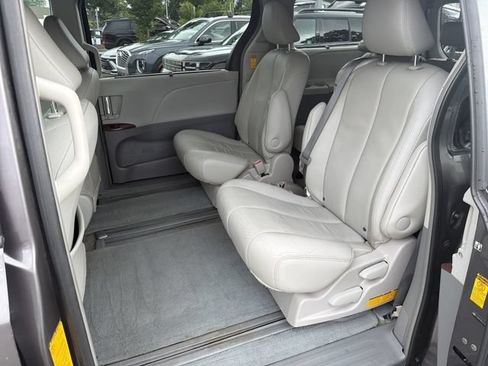 Used 2014 Toyota Sienna XLE FWD image 23