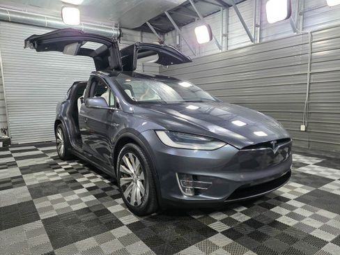 Used 2020 Tesla Model X image 4