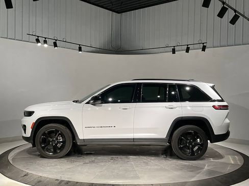 Used 2023 Jeep Grand Cherokee Altitude AWD/4WD image 16