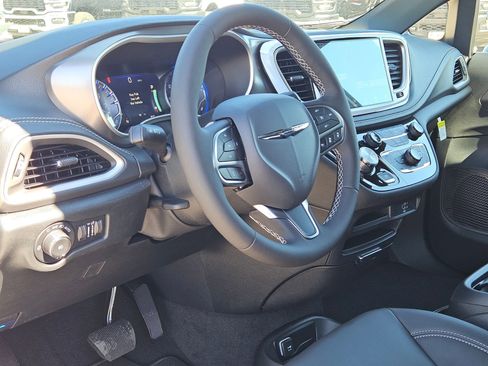 New 2026 Chrysler Pacifica Select image 10