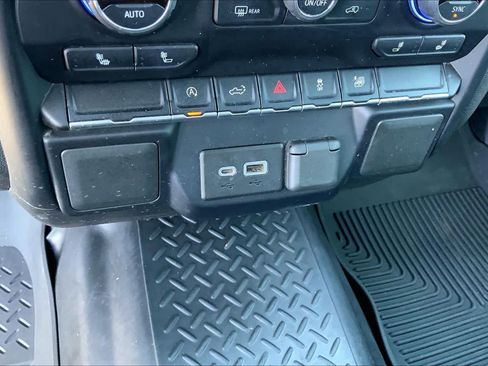 Used 2021 Chevrolet Silverado 1500 LT AWD/4WD image 35