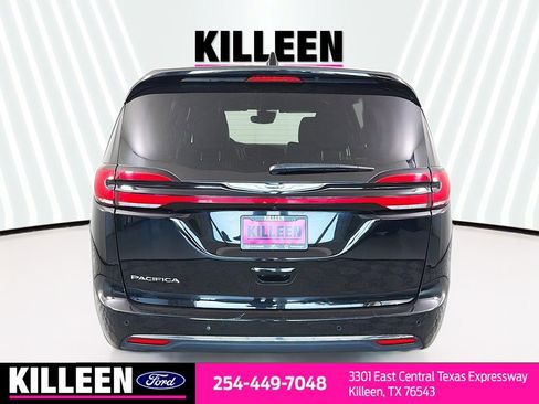 Used 2025 Chrysler Pacifica Select image 7
