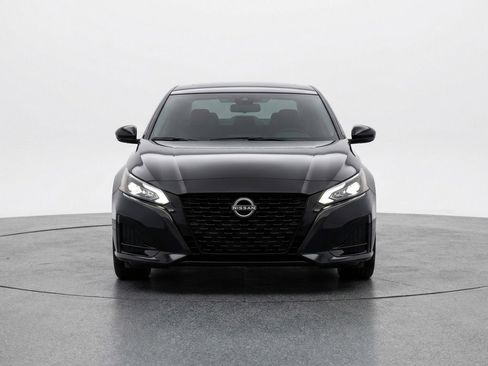 Used 2025 Nissan Altima 2.5 SV FWD image 2