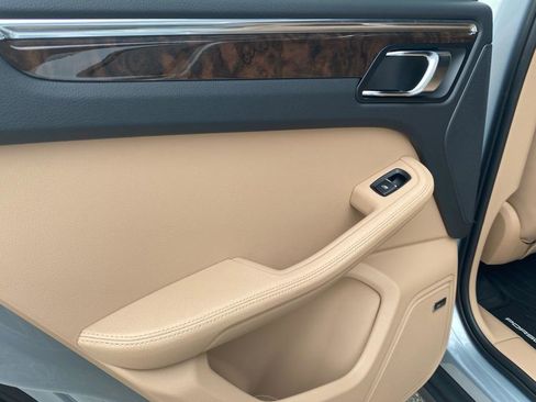 Certified 2025 Porsche Macan image 12