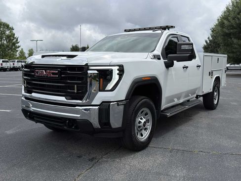Used 2024 GMC Sierra 3500 Pro w/ Convenience Package AWD/4WD image 3