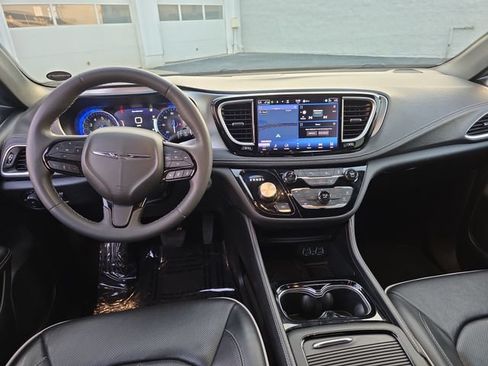 Used 2025 Chrysler Pacifica Limited FWD image 16