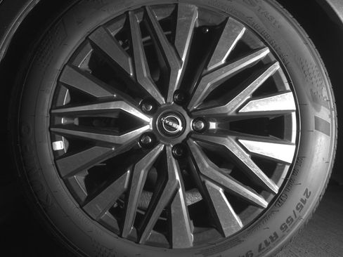 Used 2025 Nissan Altima 2.5 SV FWD image 14