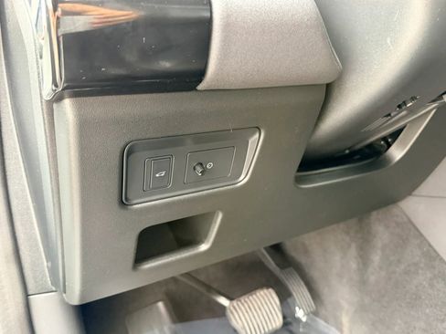 Used 2018 Land Rover Discovery SE image 12