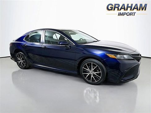Used 2022 Toyota Camry SE image 1