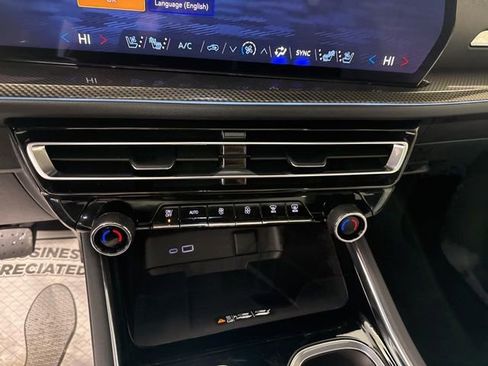 Used 2025 Chevrolet Traverse High Country image 40