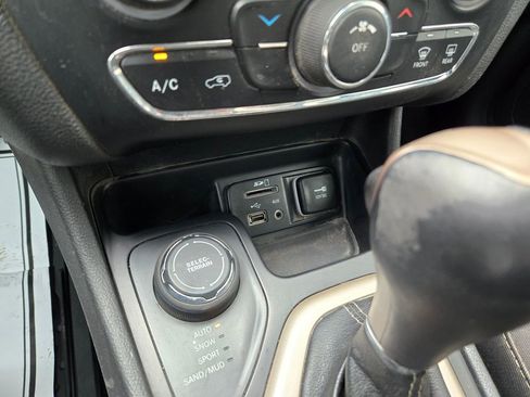 Used 2017 Jeep Cherokee Sport AWD/4WD image 26