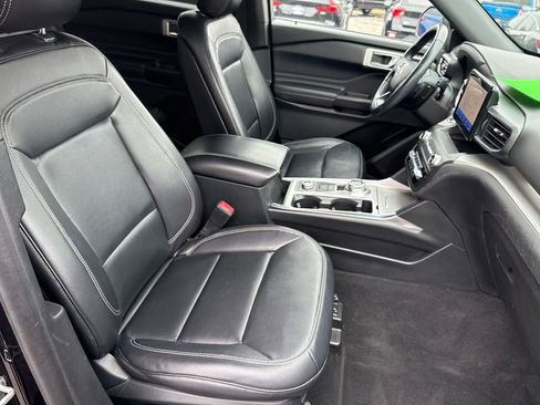 Certified 2020 Ford Explorer XLT w/ Equipment Group 202A image 8