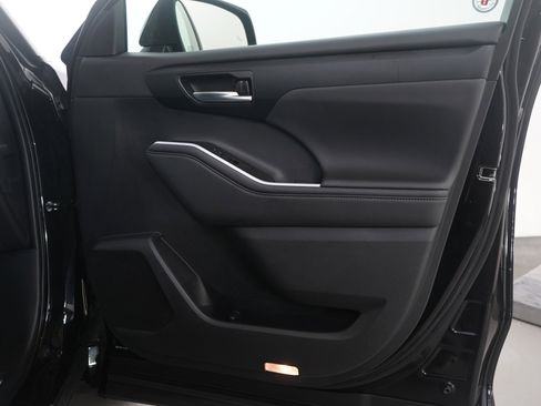 Used 2025 Toyota Highlander XLE image 9