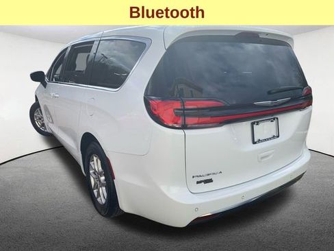 Used 2025 Chrysler Pacifica Select image 10