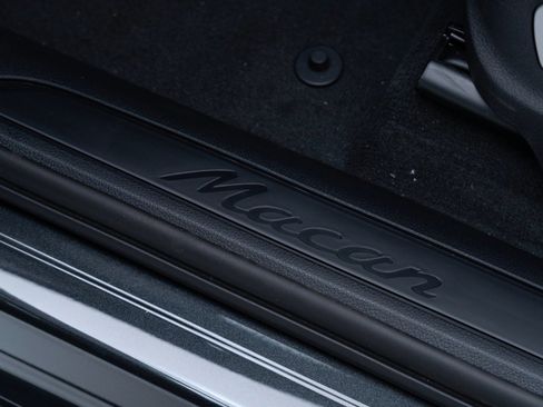 Certified 2025 Porsche Macan AWD/4WD image 14