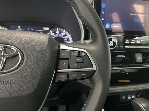 Used 2024 Toyota Highlander XLE AWD/4WD image 8