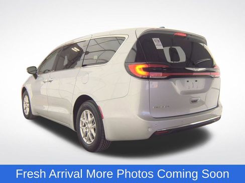 Used 2024 Chrysler Pacifica Touring-L FWD image 5