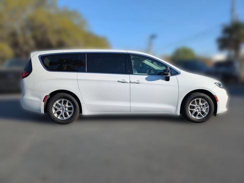 Used 2024 Chrysler Pacifica Touring-L FWD image 3
