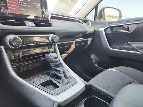 Used 2021 Toyota RAV4 XLE w/ Convenience Package FWD image 30