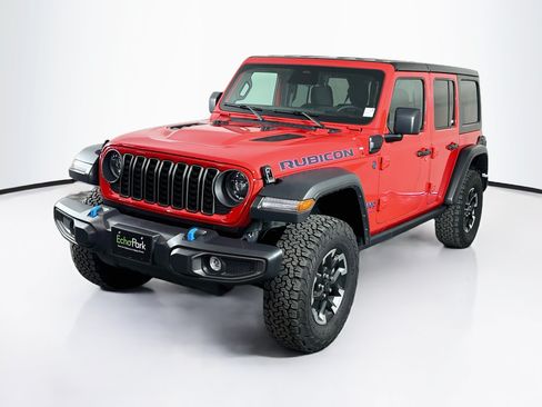 Used 2025 Jeep Wrangler Unlimited Rubicon 4xe w/ Convenience Group AWD/4WD image 3