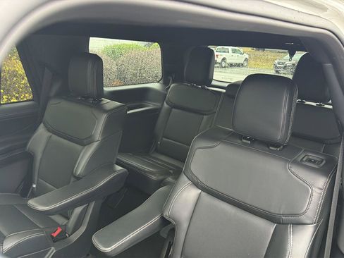 Certified 2025 Ford Expedition Platinum w/ Stealth Appearance Package AWD/4WD image 31