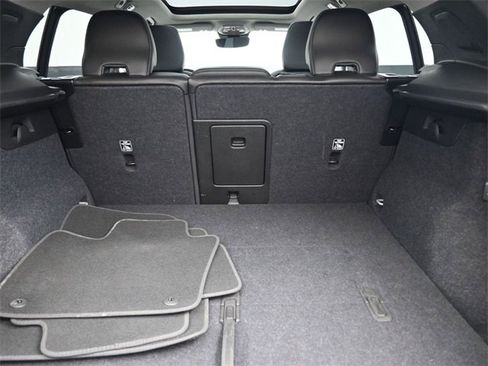 Used 2025 Volvo XC40 B5 Plus image 29