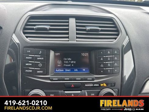 Used 2019 Ford Explorer XLT image 30