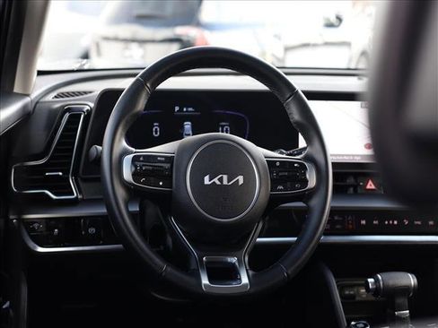 Used 2025 Kia Sportage EX image 9