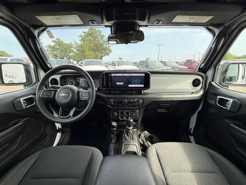 Used 2025 Jeep Wrangler Unlimited Sahara AWD/4WD image 28