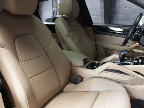 Used 2019 Porsche Cayenne w/ Premium Package AWD/4WD image 48