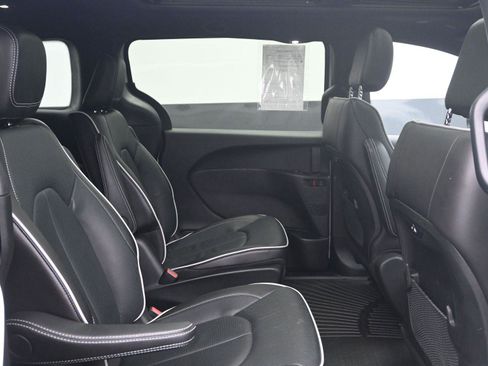 Used 2024 Chrysler Pacifica Premium image 12