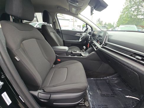 Used 2025 Kia Sportage LX FWD image 11