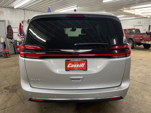 Used 2024 Chrysler Pacifica Touring-L image 31