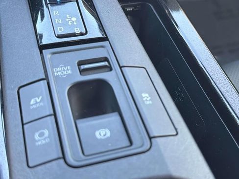 Used 2025 Toyota Prius XLE FWD image 18