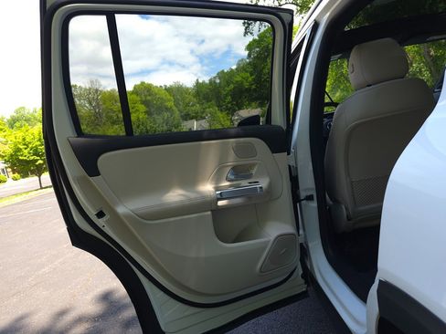 Used 2025 Mercedes-Benz EQB 300 4MATIC image 27