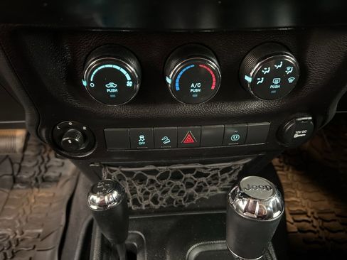 Used 2018 Jeep Wrangler Unlimited Sahara image 10