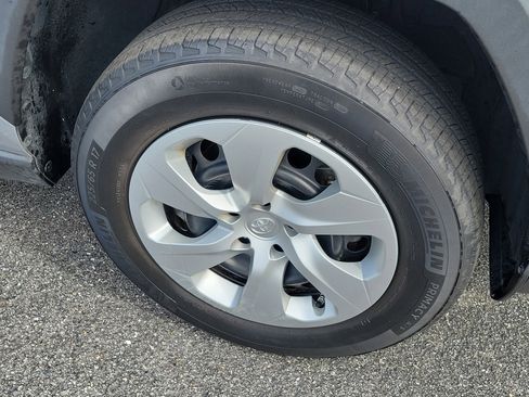 Certified 2019 Toyota RAV4 LE FWD image 8