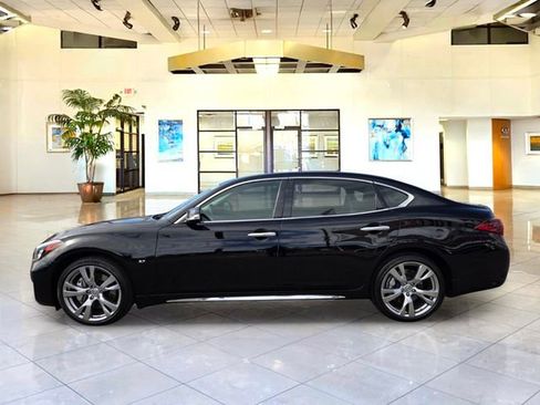 Used 2017 INFINITI Q70 L 3.7 w/ Deluxe Touring Package RWD image 8