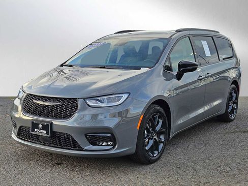 Used 2025 Chrysler Pacifica Limited image 7