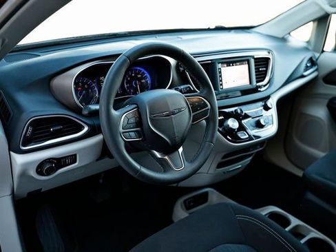 Used 2022 Chrysler Voyager LX image 16