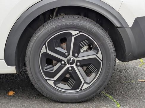 Used 2023 Kia Niro EX image 40