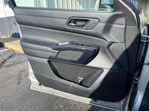 Used 2025 Nissan Pathfinder SV image 20