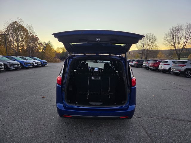 Used 2020 Chrysler Pacifica Touring-L Plus FWD image 10