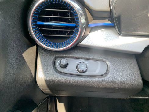 Used 2025 Chevrolet Trax LT w/ Sunroof Package FWD image 21