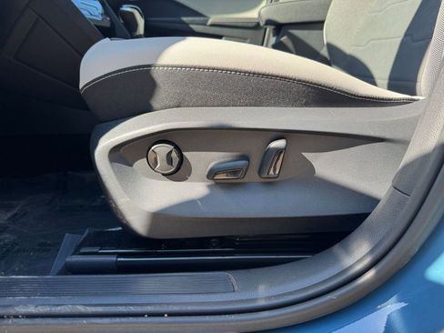 Used 2025 Volkswagen Taos SE image 23