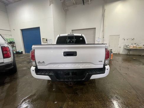 Used 2016 Toyota Tacoma Limited w/ Towing Package image 6