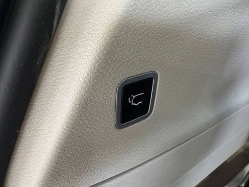Used 2017 Chrysler Pacifica Touring FWD image 33