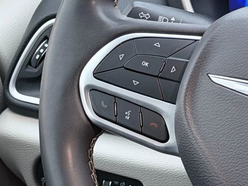 Used 2023 Chrysler Pacifica Touring-L image 45