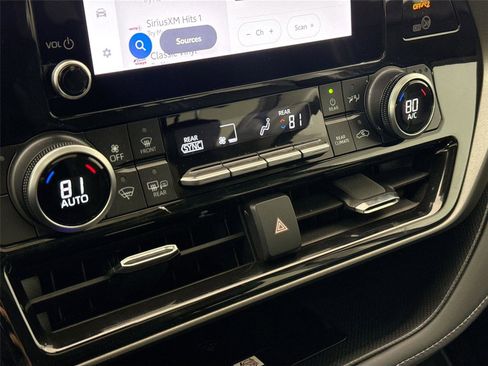 Certified 2023 Toyota Highlander XLE image 28