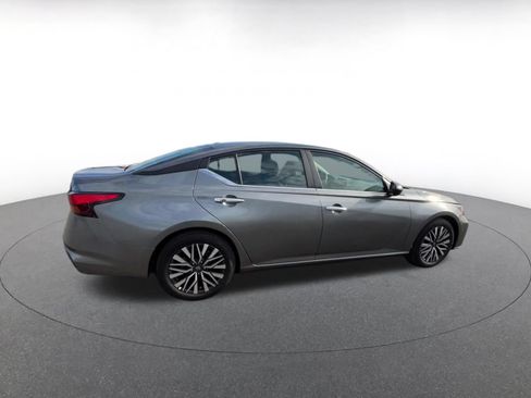 Used 2025 Nissan Altima 2.5 SV FWD image 12